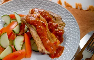 Costilla asada y guisado con Salsa de Tomate Tres Quesos MAGGI Costilla asada y guisado con Salsa de Tomate Tres Quesos MAGGI
