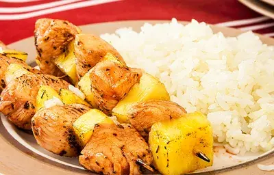 Brochetas hawaianas de pollo Brochetas hawaianas de pollo