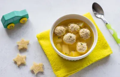 Caldo de albóndigas de pescado Caldo de albóndigas de pescado