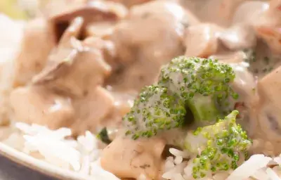 Pollo con salsa de brócoli Pollo con salsa de brócoli