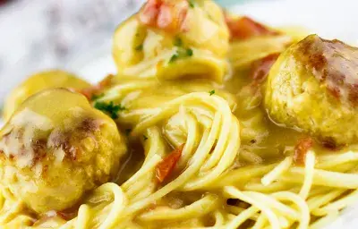 Espaguetis con albóndigas de pollo Espaguetis con albóndigas de pollo
