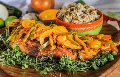 Pescado en salsa con vegetales Pescado en salsa con vegetales