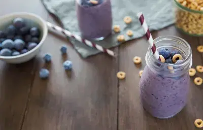 Smoothie de Banana con Arándanos y Cereal CHEERIOS® Smoothie de Banana con Arándanos y Cereal CHEERIOS®