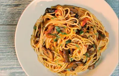 Espaguetis salteados con papas, hongos y albahaca Espaguetis salteados con papas, hongos y albahaca