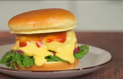 Hamburguesa en salsa de queso Hamburguesa en salsa de queso