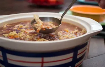 Sopa de repollo y pollo Sopa de repollo y pollo