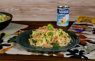 Pasta con Pollo y Brócoli en Salsa Blanca Pasta con Pollo y Brócoli en Salsa Blanca