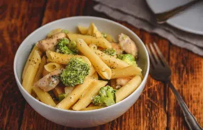 Pasta con Pollo y Brócoli Pasta con Pollo y Brócoli