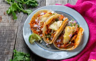 Tacos de puerco y piña Tacos de puerco y piña
