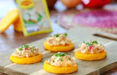 Tapas de Tortilla con Pollo en Salsa de Queso Tapas de Tortilla con Pollo en Salsa de Queso