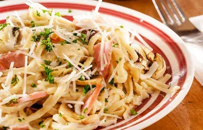 Pasta con crema de hongos y jamón Pasta con crema de hongos y jamón