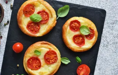 Mini Quiche de Huevo Con Tomate y Albahaca