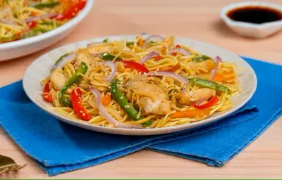 Chow Mein de Pollo El Salvador Chow Mein de Pollo El Salvador