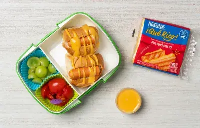 Mini hot dogs con salsa de queso