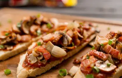 Tostadas de tocino, cebolla y champiñones Tostadas de tocino, cebolla y champiñones