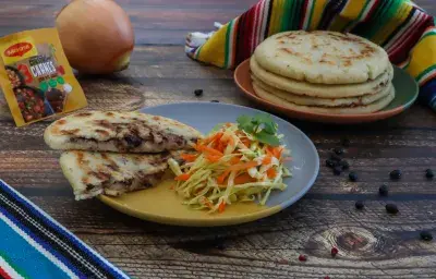 Pupusa de frijol y queso Pupusa de frijol y queso