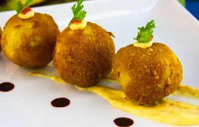 Croquetas de plátano rellenas de queso y aceitunas