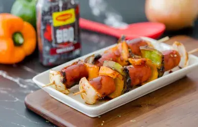 Brochetas de Chorizo con Pimentones, Cebolla y Salsa BBQ y Miel Brochetas de Chorizo con Pimentones, Cebolla y Salsa BBQ y Miel