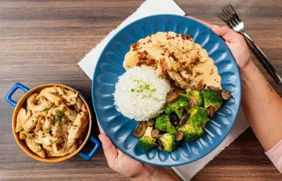 Pollo en Salsa cremosa con Tocineta