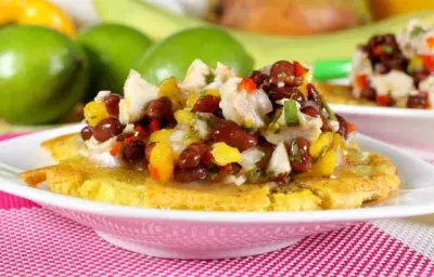 Ceviche de Pollo con Frijoles y Mango Ceviche de Pollo con Frijoles y Mango