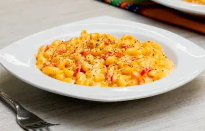 Coditos en Salsa Achiotada con Queso Sabor y Color Coditos en Salsa Achiotada con Queso Sabor y Color