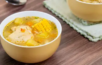 Caldo de gallina de patio