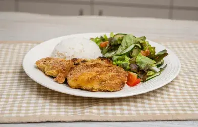 Chuleta empanizada con pan rallado