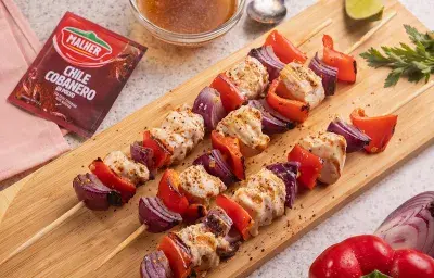 PINCHOS DE POLLO CON CHILE COBANERO