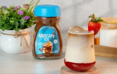 LATTE FRIO CON FRESAS