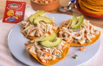 Tostadas De Pollo Con Ensalada Rusa