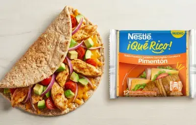 Flat bread de avena relleno con pollo y queso cheddar pimentón