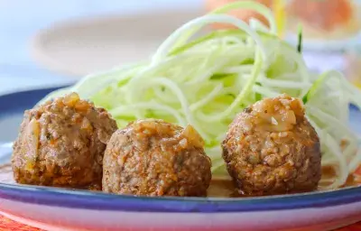 Albóndigas de Res rellenas de Queso en Salsa Boloñesa Albóndigas de Res rellenas de Queso en Salsa Boloñesa
