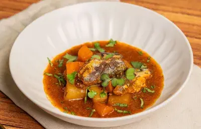 Guiso de papa y sardinas con Consomé de Mariscos