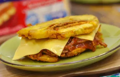 Hamburguesa de Patacón con Ropa Vieja