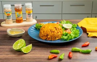 Arroz con Pollo Casero con Achiote y Ensalada a la Vinagreta