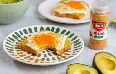 Tostadas de Aguacate con Huevo y Chile