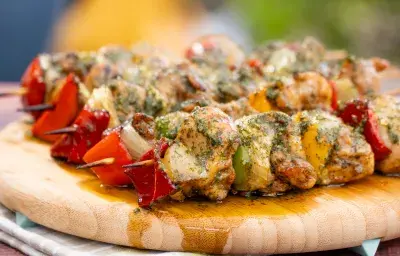 Brochetas de pollo con vegetales Brochetas de pollo con vegetales
