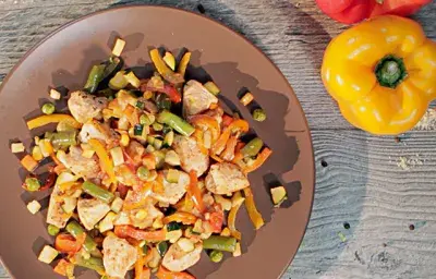 Pechuga de pollo salteada con vegetales
