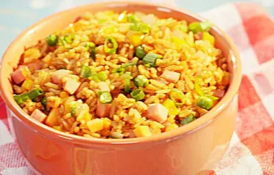 Arroz frito con pavo y vegetales