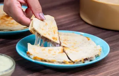 Quesadilla con Frijoles Quesadilla con Frijoles