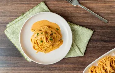 Salsa rosada casera con tomates y crema de leche