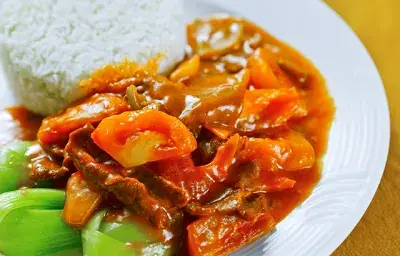 Tiritas de puerco en salsa roja con pimentones Tiritas de puerco en salsa roja con pimentones
