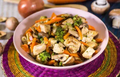 Dados de Pollo con Vegetales Dados de Pollo con Vegetales