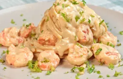Pasta con camarones en salsa blanca