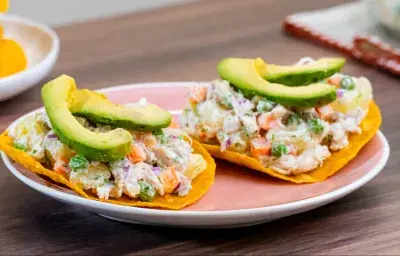 Tostada de Pollo con Ensalada Rusa Tostada de Pollo con Ensalada Rusa