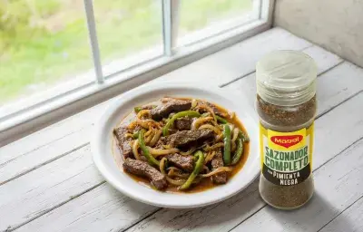 Bistec encebollado con Pimienta Maggi®
