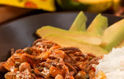 Ropa vieja al estilo cubano