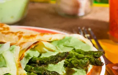 Crepas rellenas de espárragos