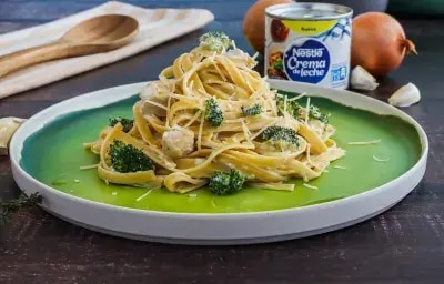 Pasta con pollo y brócoli en salsa blanca