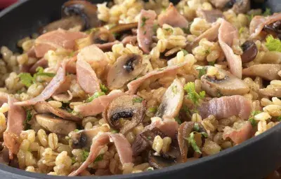 Arroz con tocino y hongos